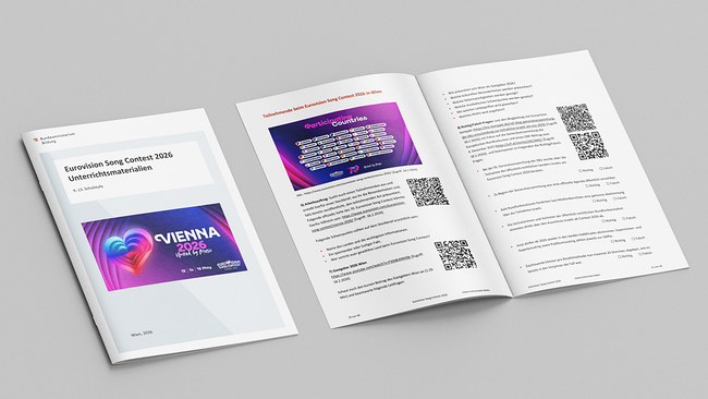 Im Bild: Zwei Folder mit den Unterrichtsmaterialien zum Eurovision Song Contest. Einer ist aufgeklappt, einer liegt geschlossen daneben. 